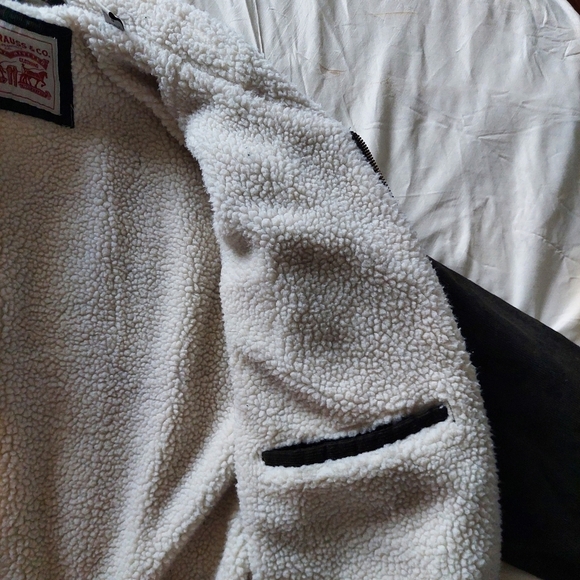 [SOLD] Unisex Levi's Vintage Corduroy Jacket with Sherpa Lining - Picture 8 of 12